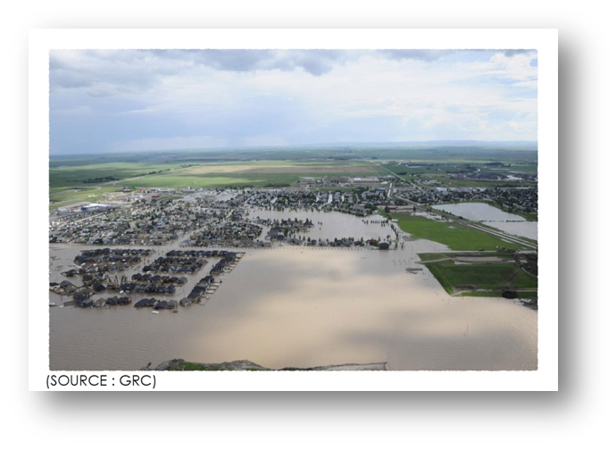 Vue aérienne de la ville de High River, inondée.