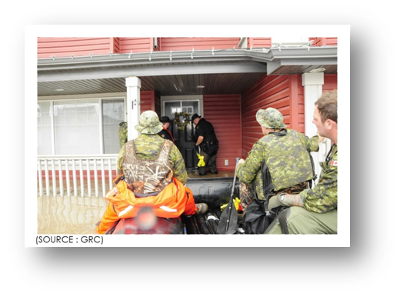 Photo de serruriers qui ouvrent la porte d’une maison évacuée à High River.