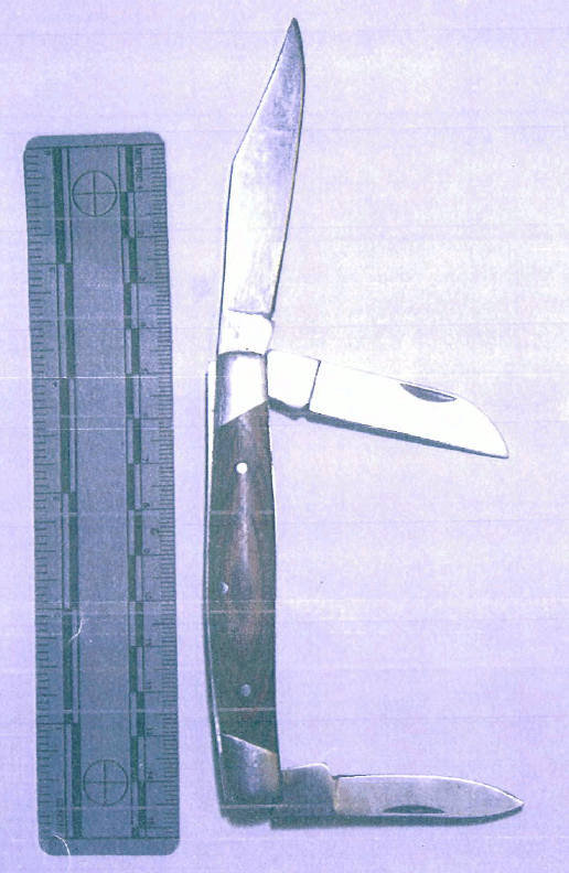 Photographie du couteau brandi par M. Lasser, un couteau de poche standard, avec un manche en bois et une lame de trois pouces.