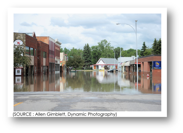 Photo du centre-ville de High River, inondé.